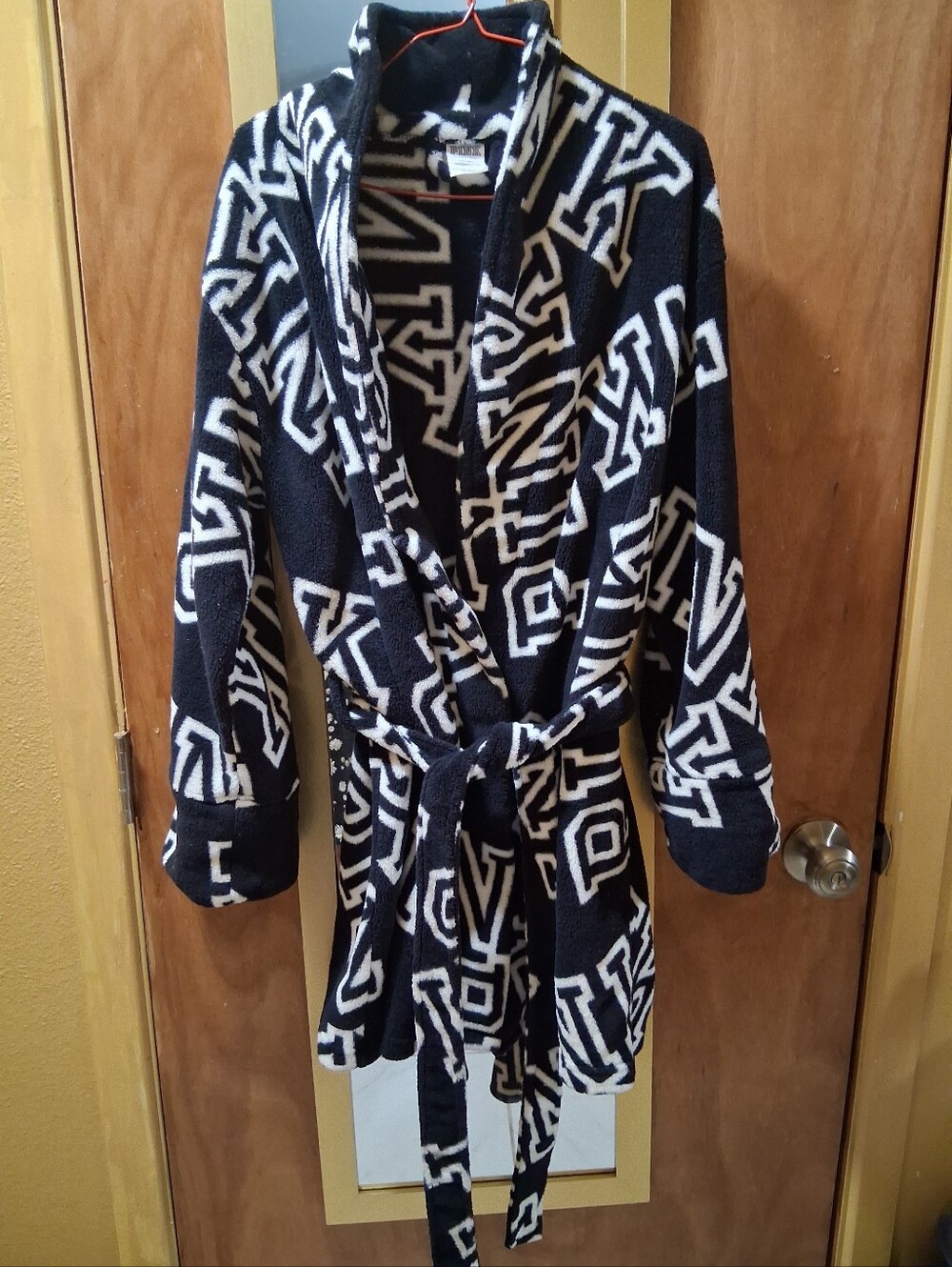 PINK VICTORIAS SECRET LOGO SHORT ROBE BLACK & WHITE SIZE M/L LIKE NEW